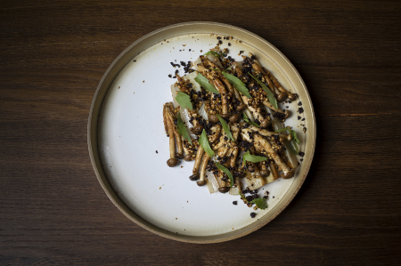 Pilzgericht auf weißen Teller.