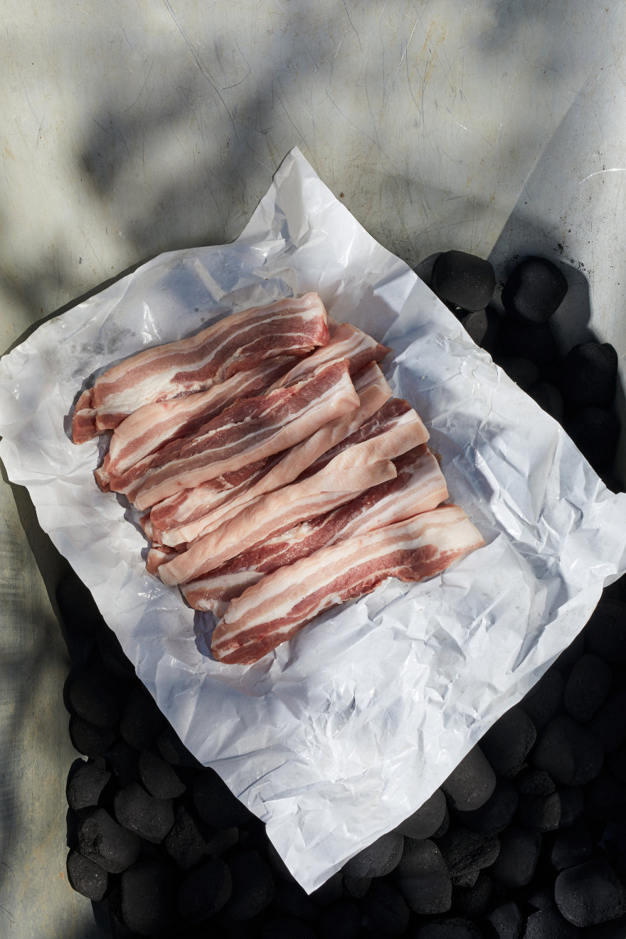 Mann nimmt Fisch aus.