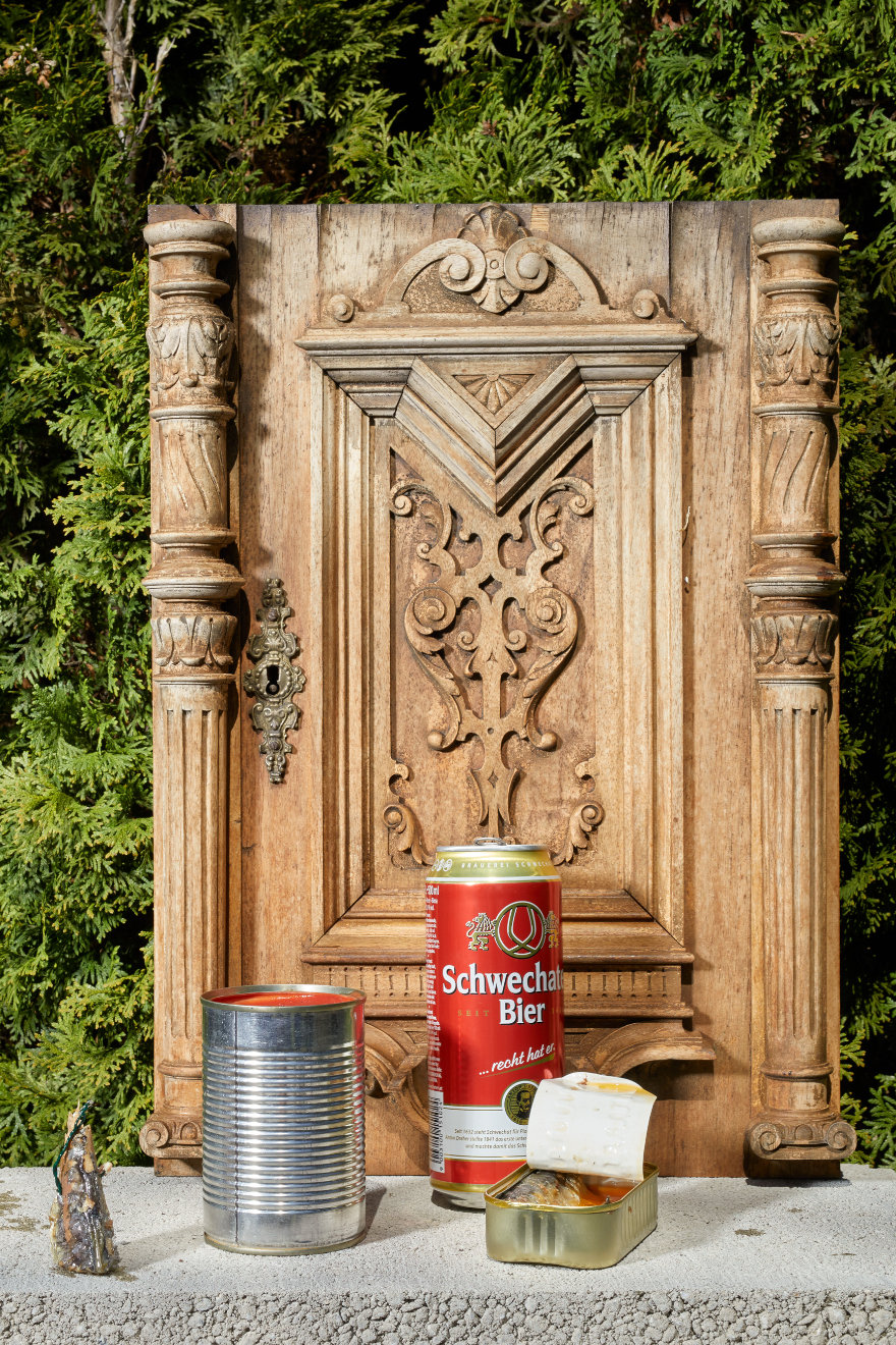 Mann nimmt Fisch aus.