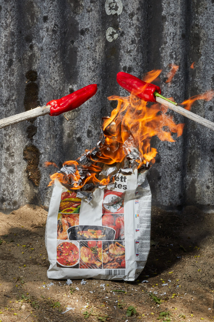 Mann nimmt Fisch aus.